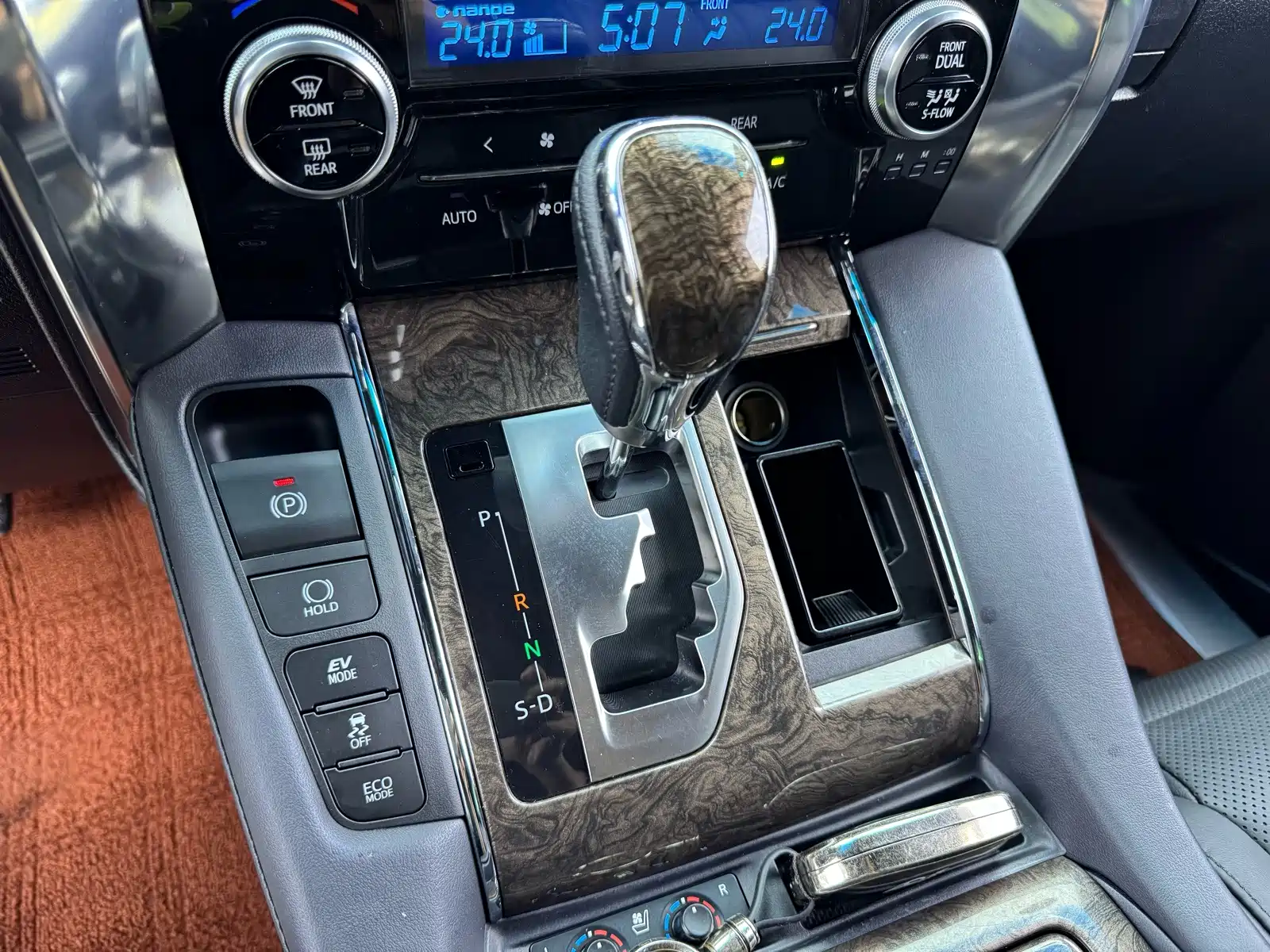 Фото 9 - Toyota Vellfire