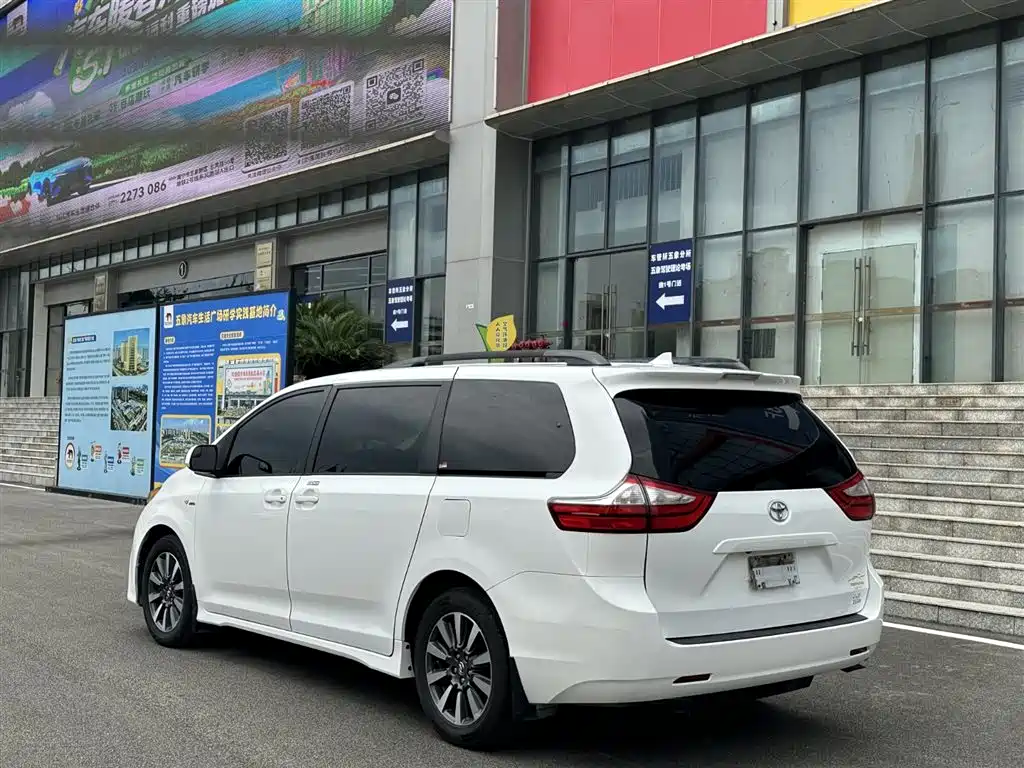 Toyota Sienna фото 5