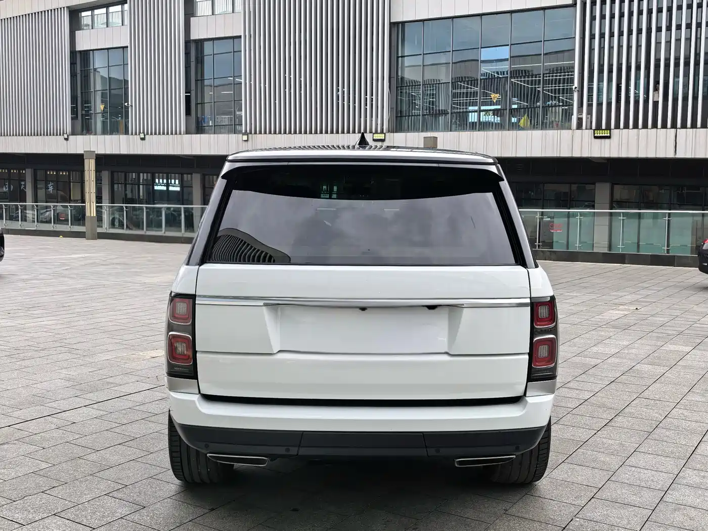 Land Rover Range Rover 2021 3.0 L6 Heritage Extended Classic Edition фото 6