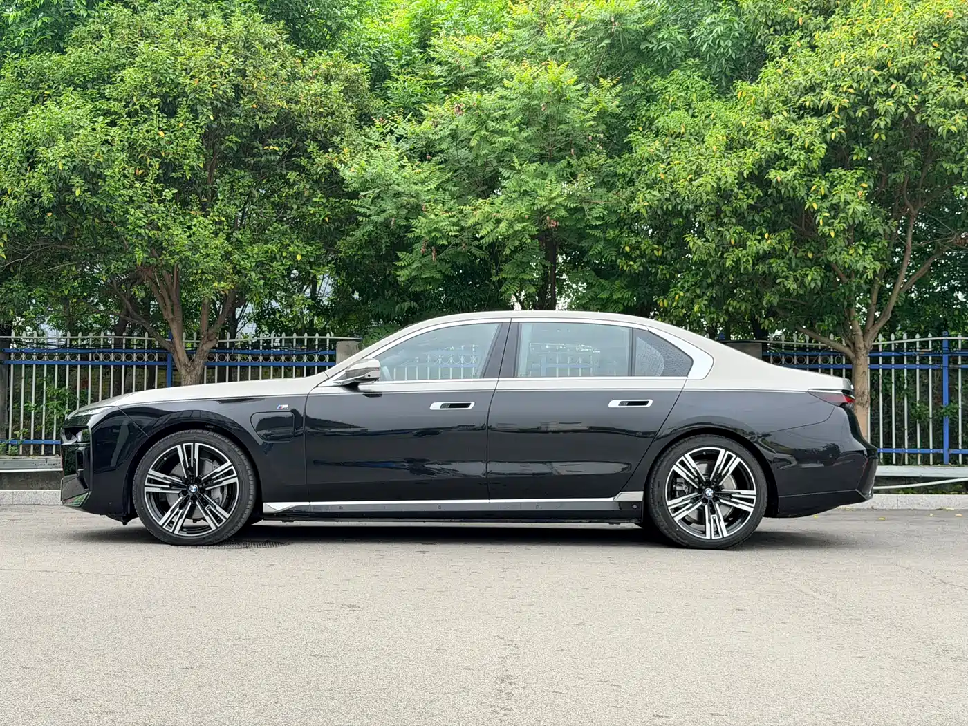 BMW i7 2023 Model xDrive60L M Sport Package фото 3