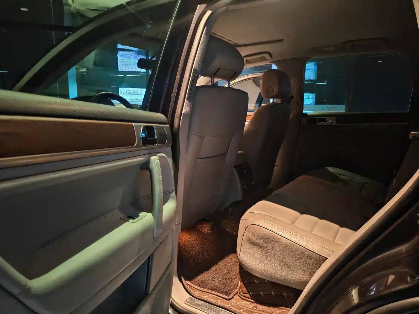 Volkswagen Touareg 2007 4.2L Premium фото 13