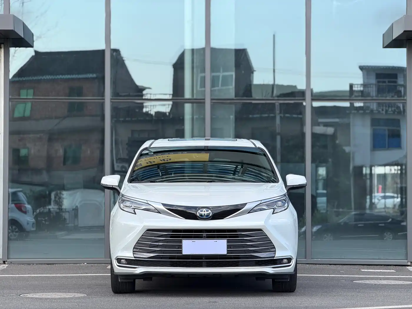 Toyota Sienna 2023 2.5L Hybrid Premium Edition фото 2