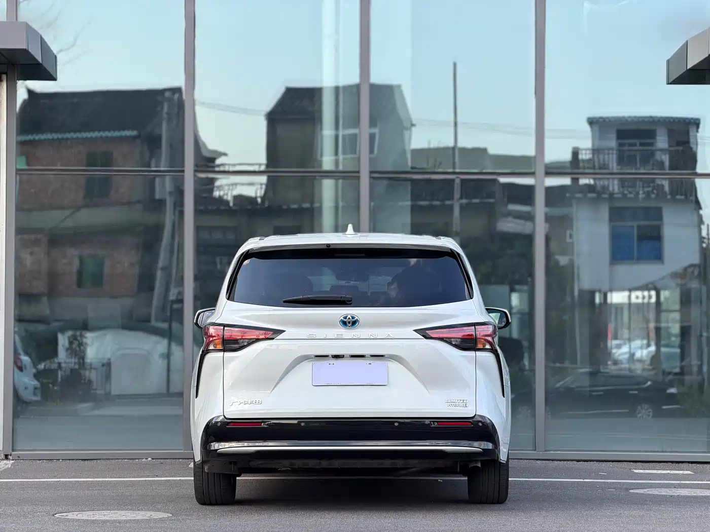 Toyota Sienna 2023 2.5L Hybrid Premium Edition фото 4