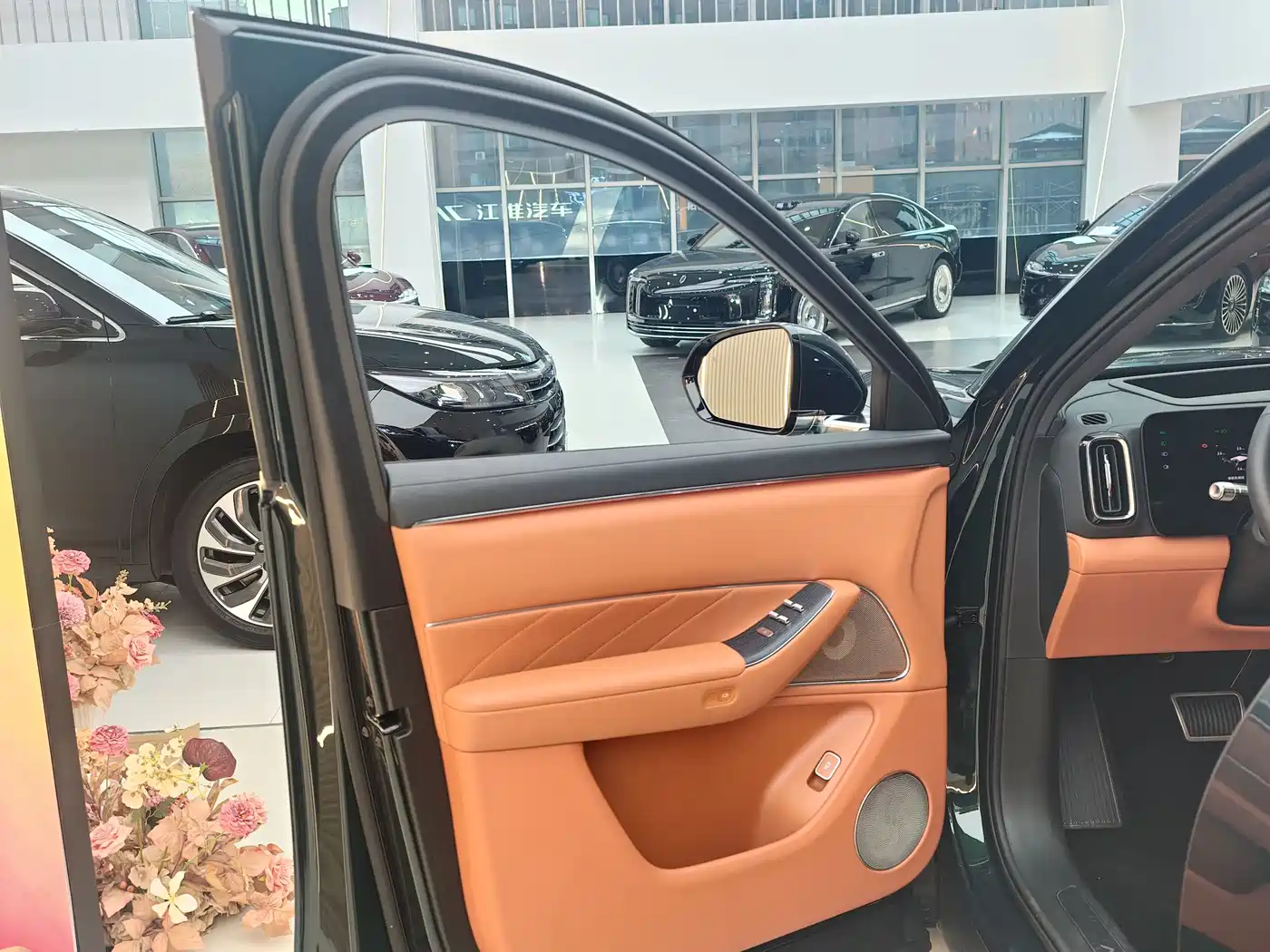 AITO Wenjie AITO M8 2025 Extended Range Ultra 53.4kWh 6-Seater фото 10