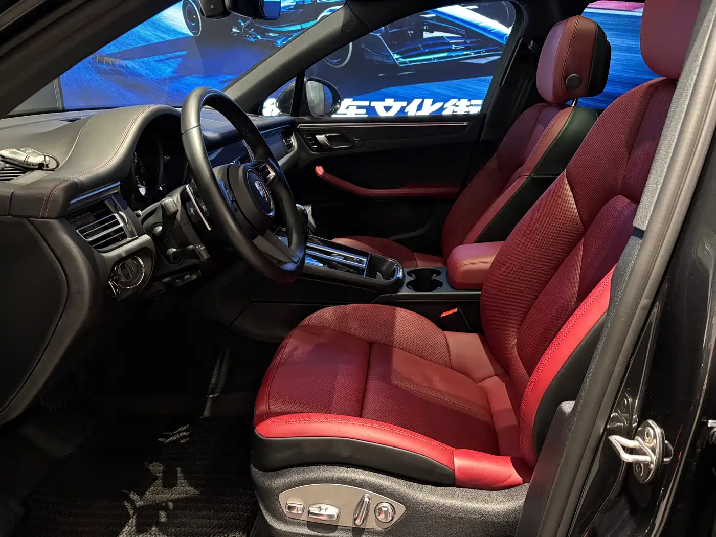 PORSCHE MACAN