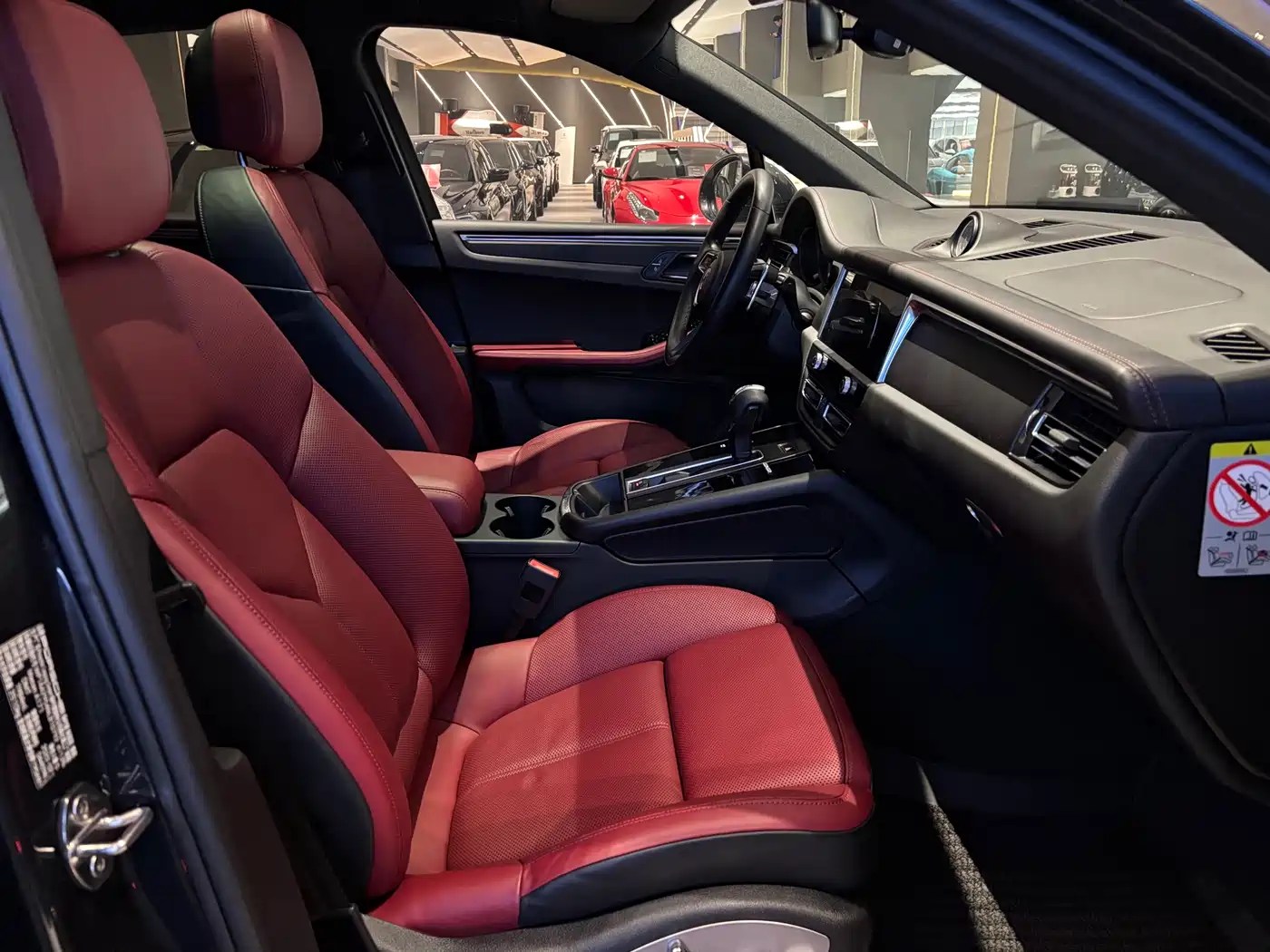 PORSCHE MACAN