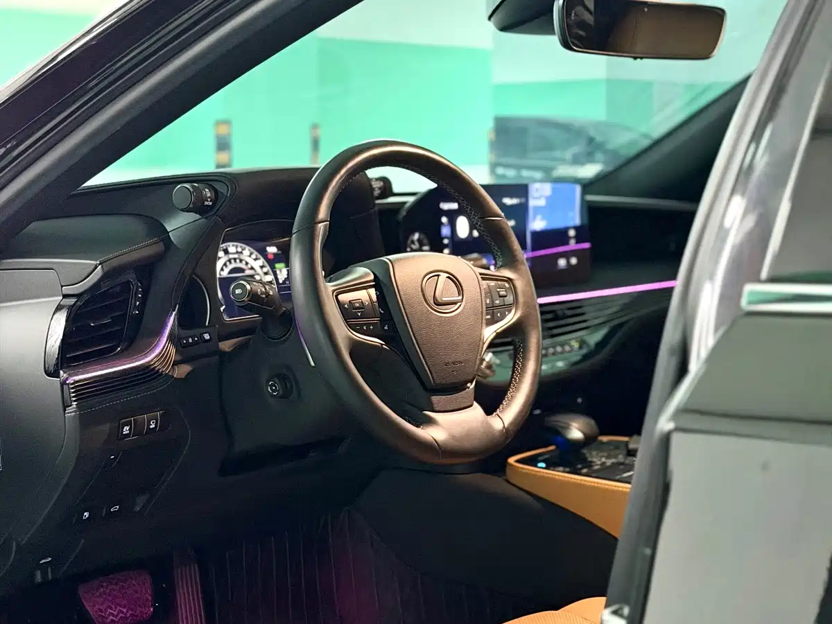 Фото 9 - Lexus LS