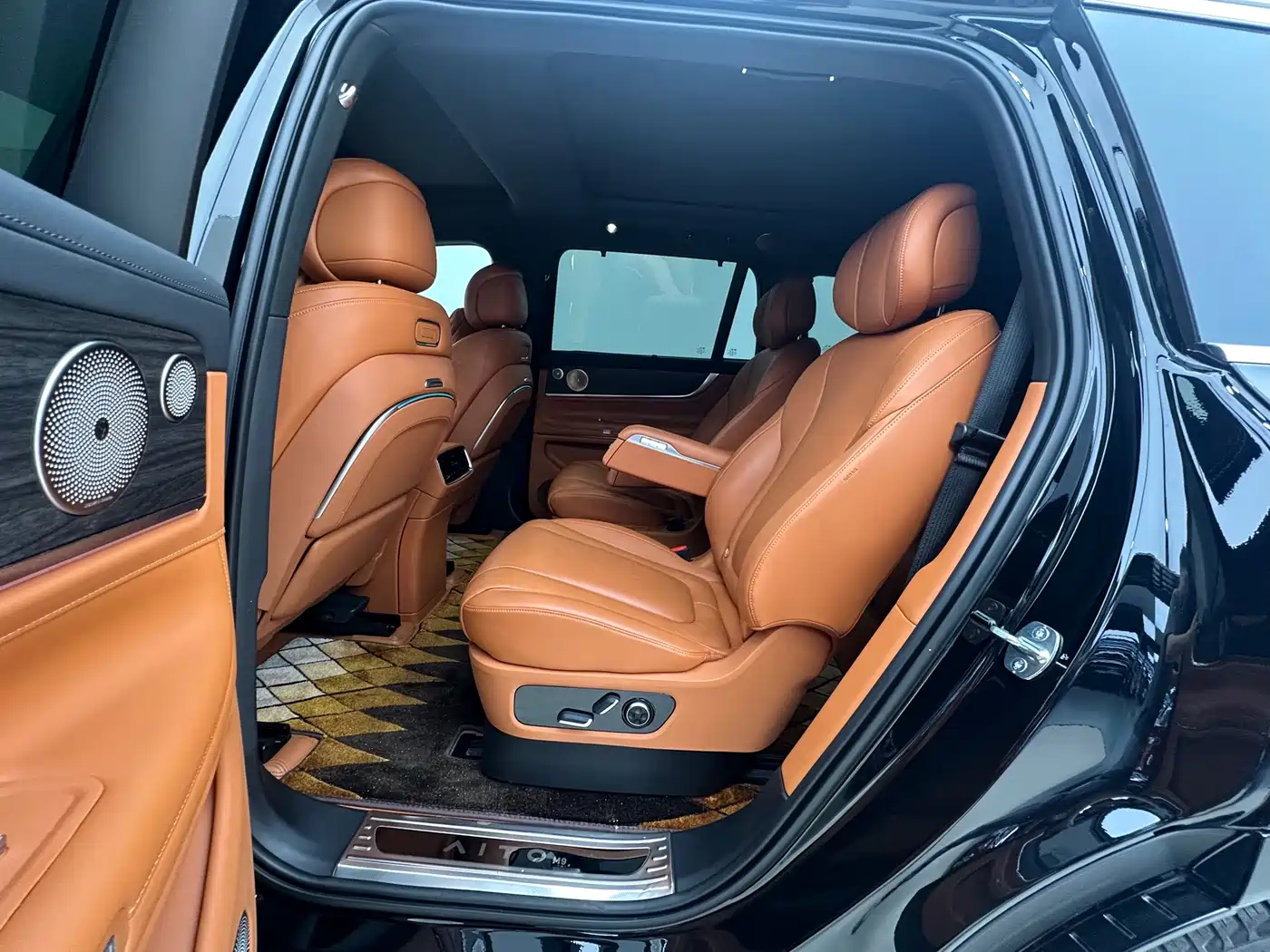 AITO Wenjie AITO M9 2024 Range Extender Max Edition 42kWh 6-seater фото 6