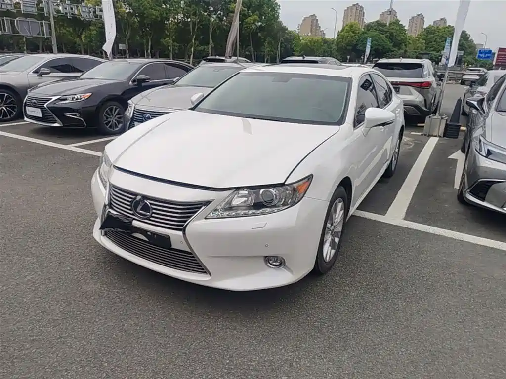 Lexus ES 2013 300h Elite Edition фото 2