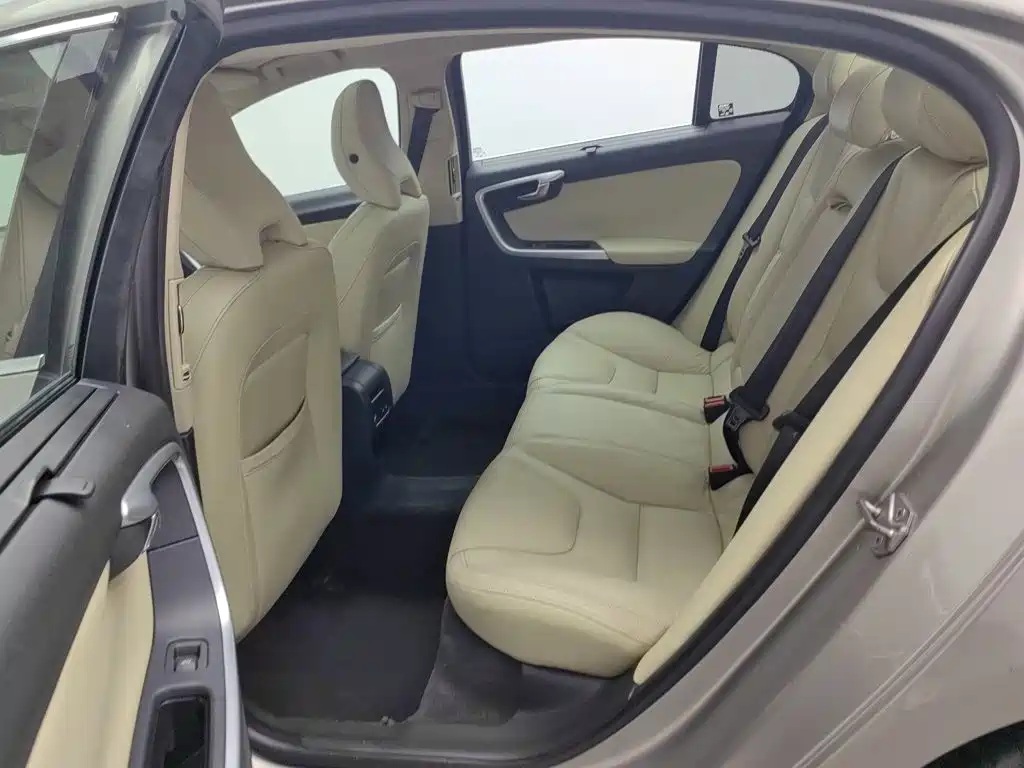 صورة 15 - Volvo S60