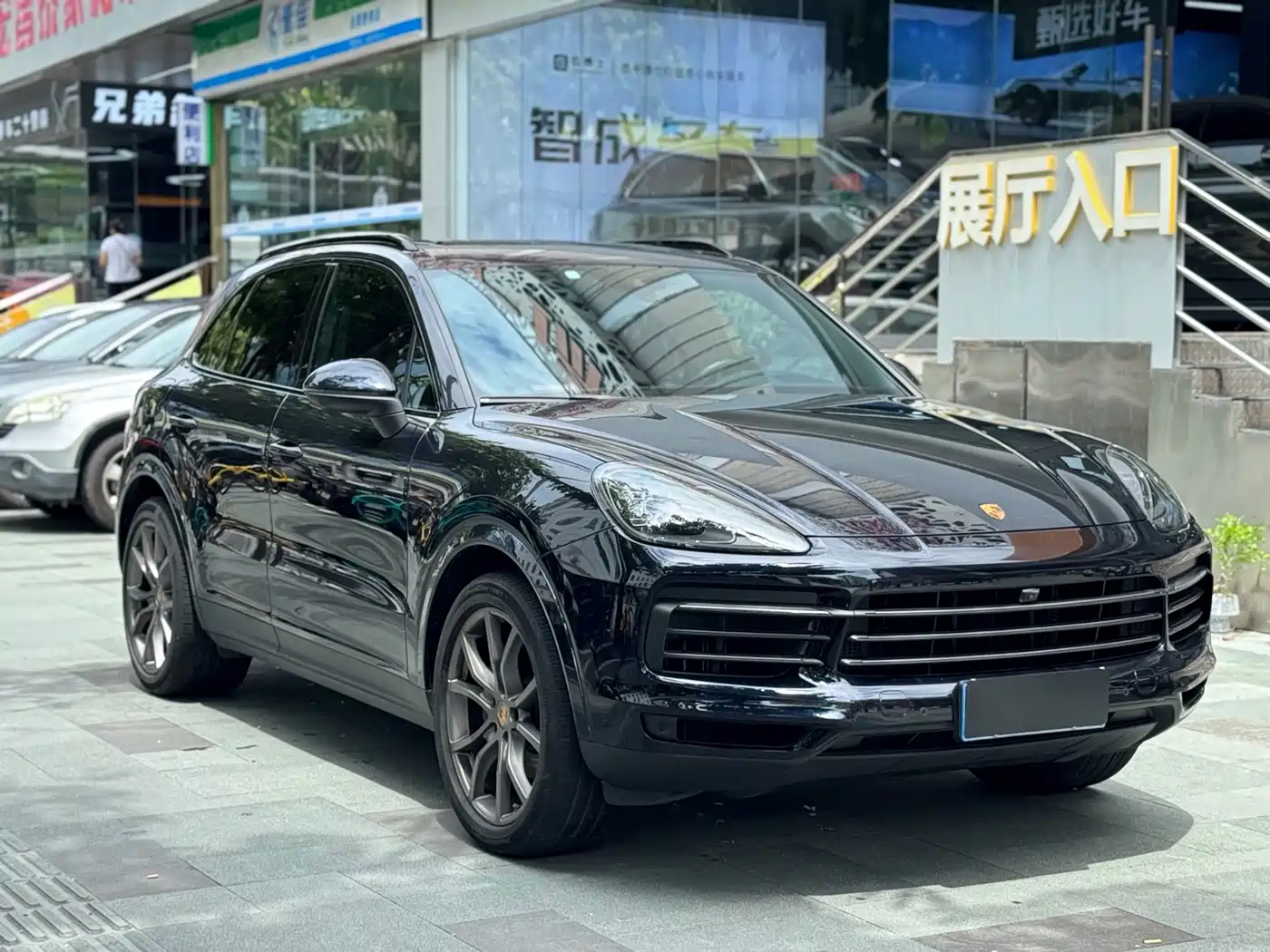 Photo 3 - Porsche Cayenne