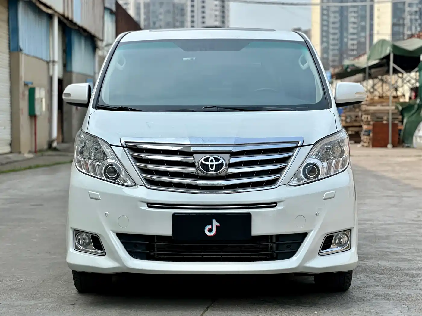 Toyota Alphard фото 2