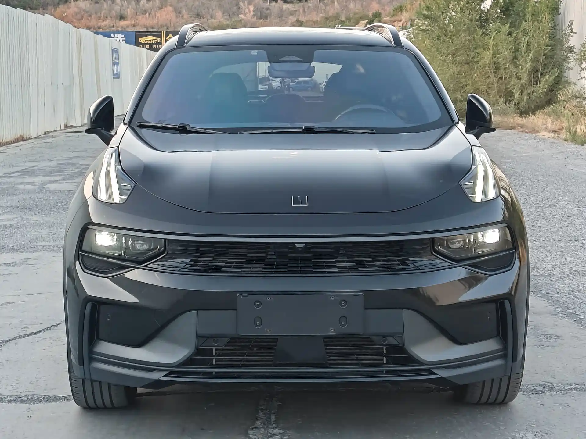 Photo 2 - Lynk & Co 01