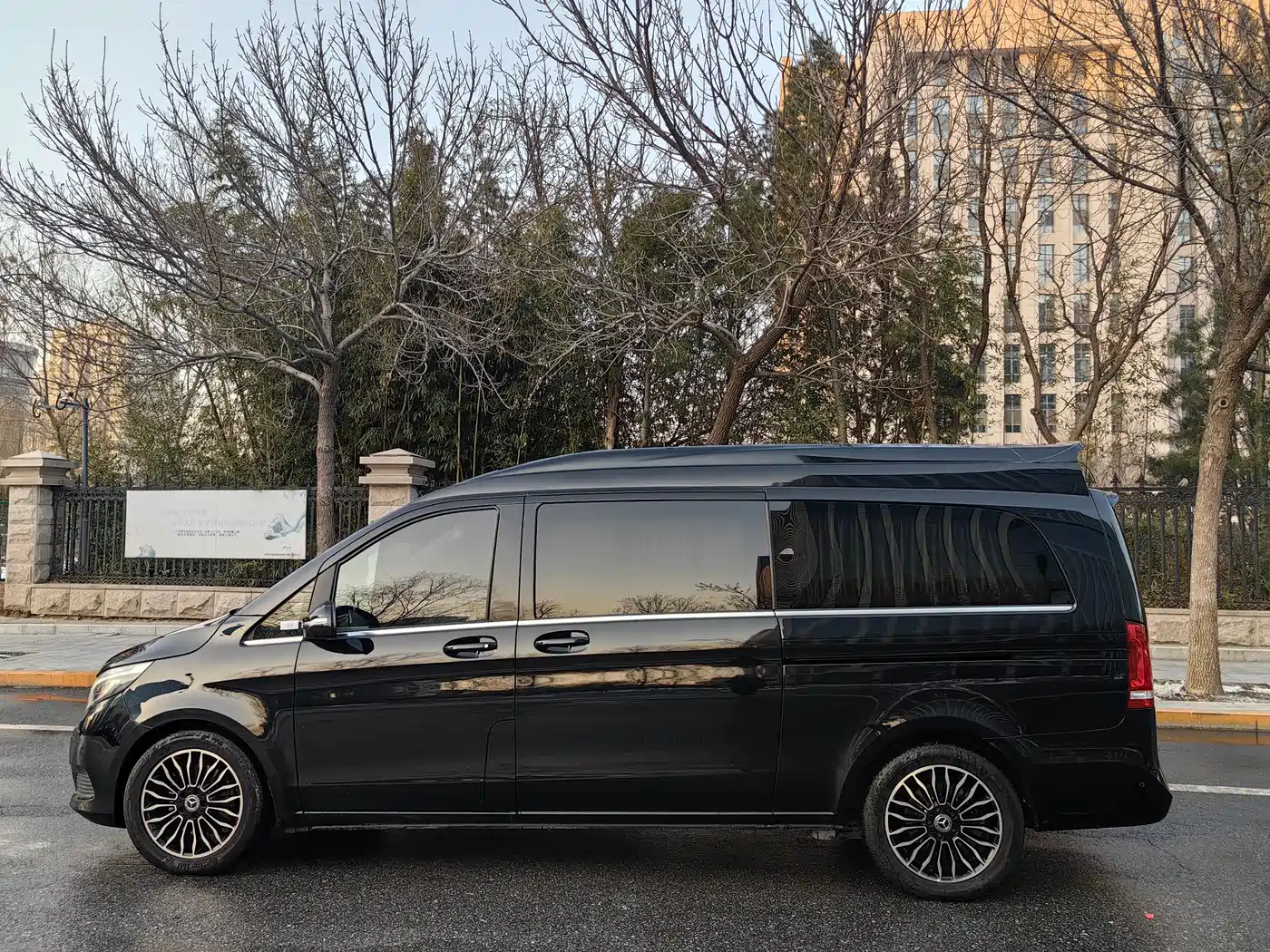 Mercedes-Benz V-Class 2018 V 260 L Premium Long Wheelbase Edition China VI фото 2