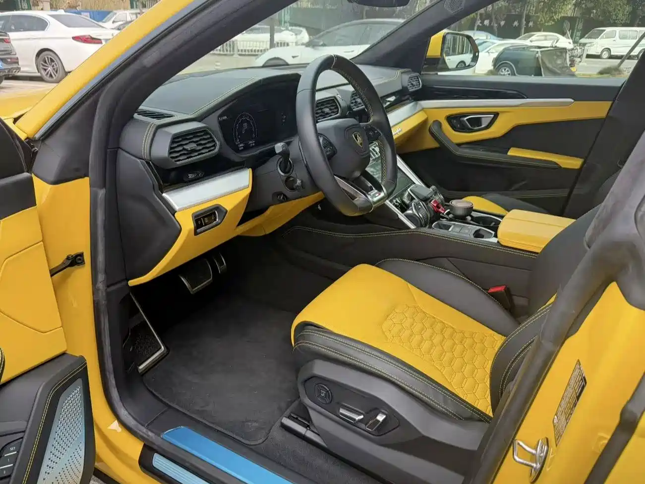 LAMBORGHINI URUS