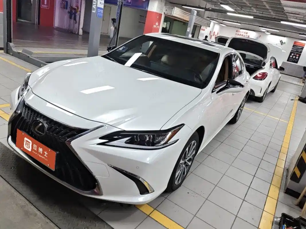 Фото 1 - Lexus ES