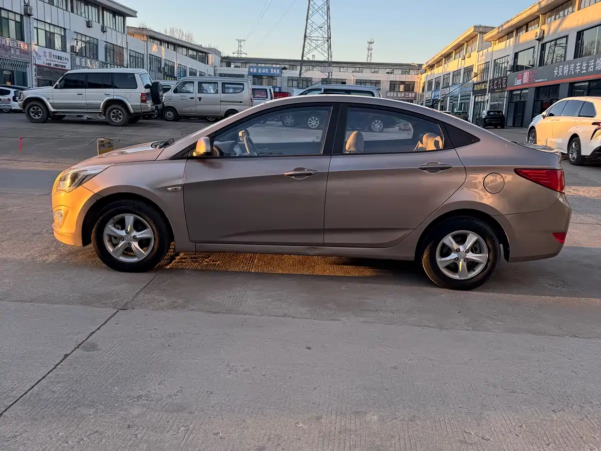 Hyundai Verna 2014 1.4L Manual Smart GLS фото 2