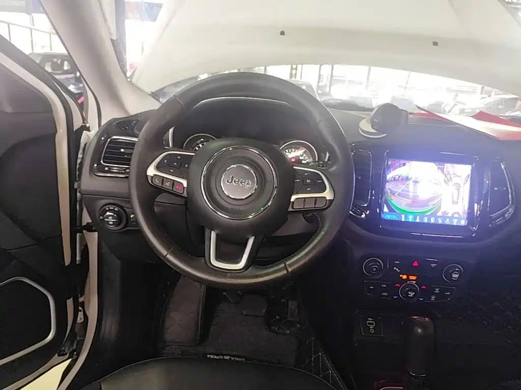 Фото 11 - Jeep Compass