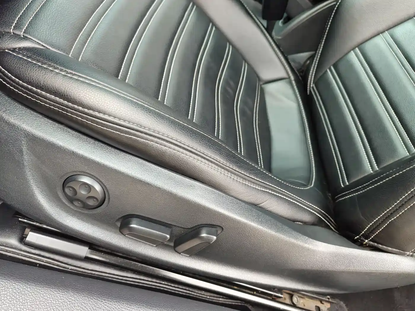 Volkswagen Scirocco 2010 2.0TSI Luxury Edition фото 27