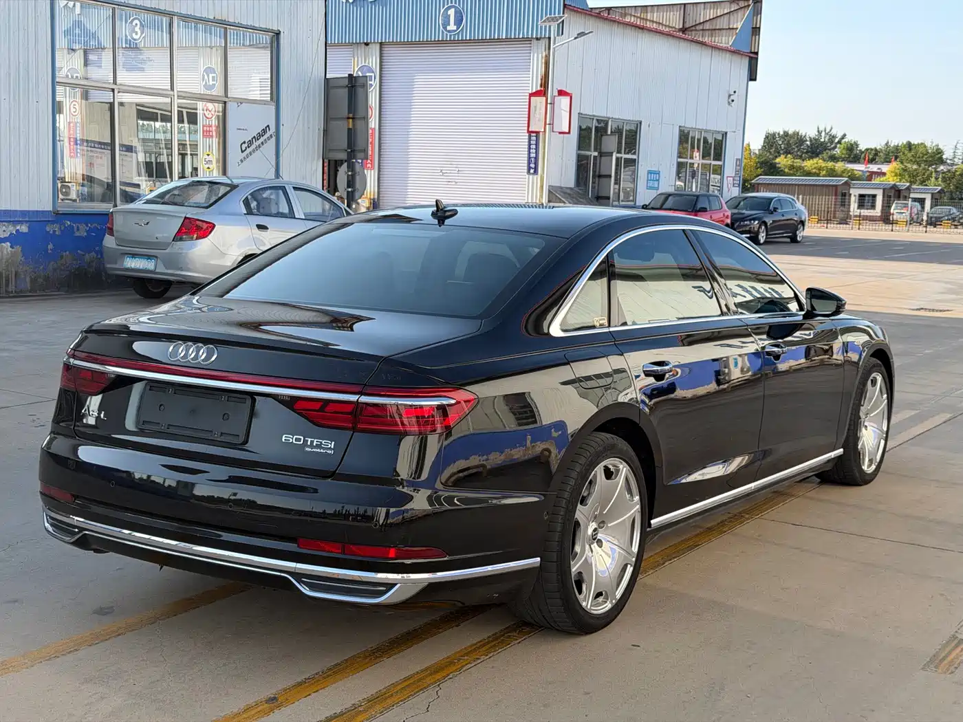 Photo 11 - Audi A8