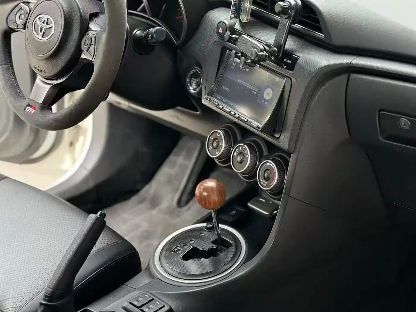 Toyota Zelos 2011 2.5L Luxury Edition фото 4