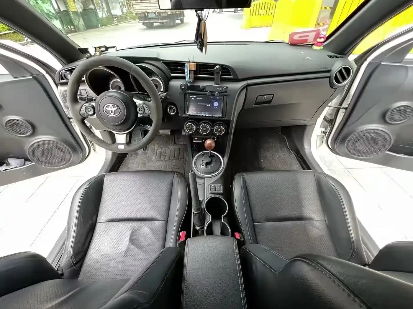 Toyota Zelos 2011 2.5L Luxury Edition фото 5
