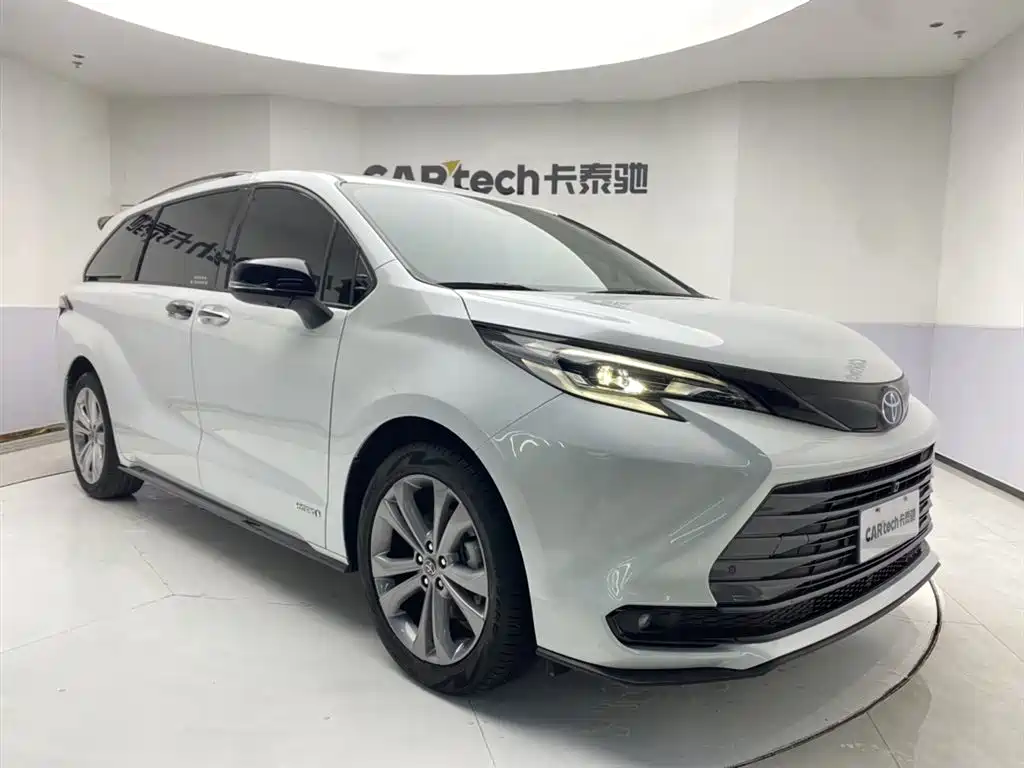 Toyota Sienna 2023 2.5L Hybrid Premium Edition фото 2