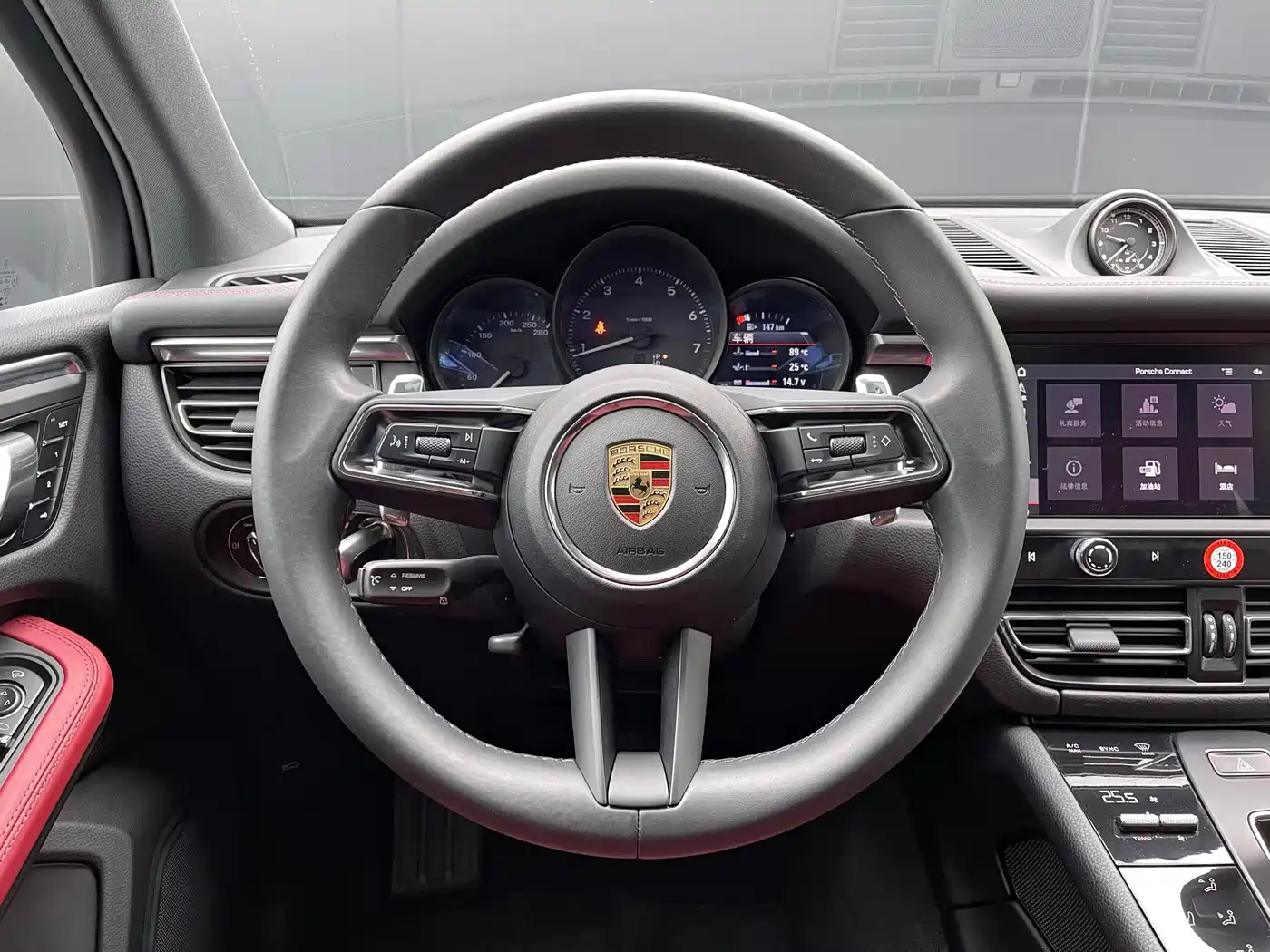 PORSCHE MACAN