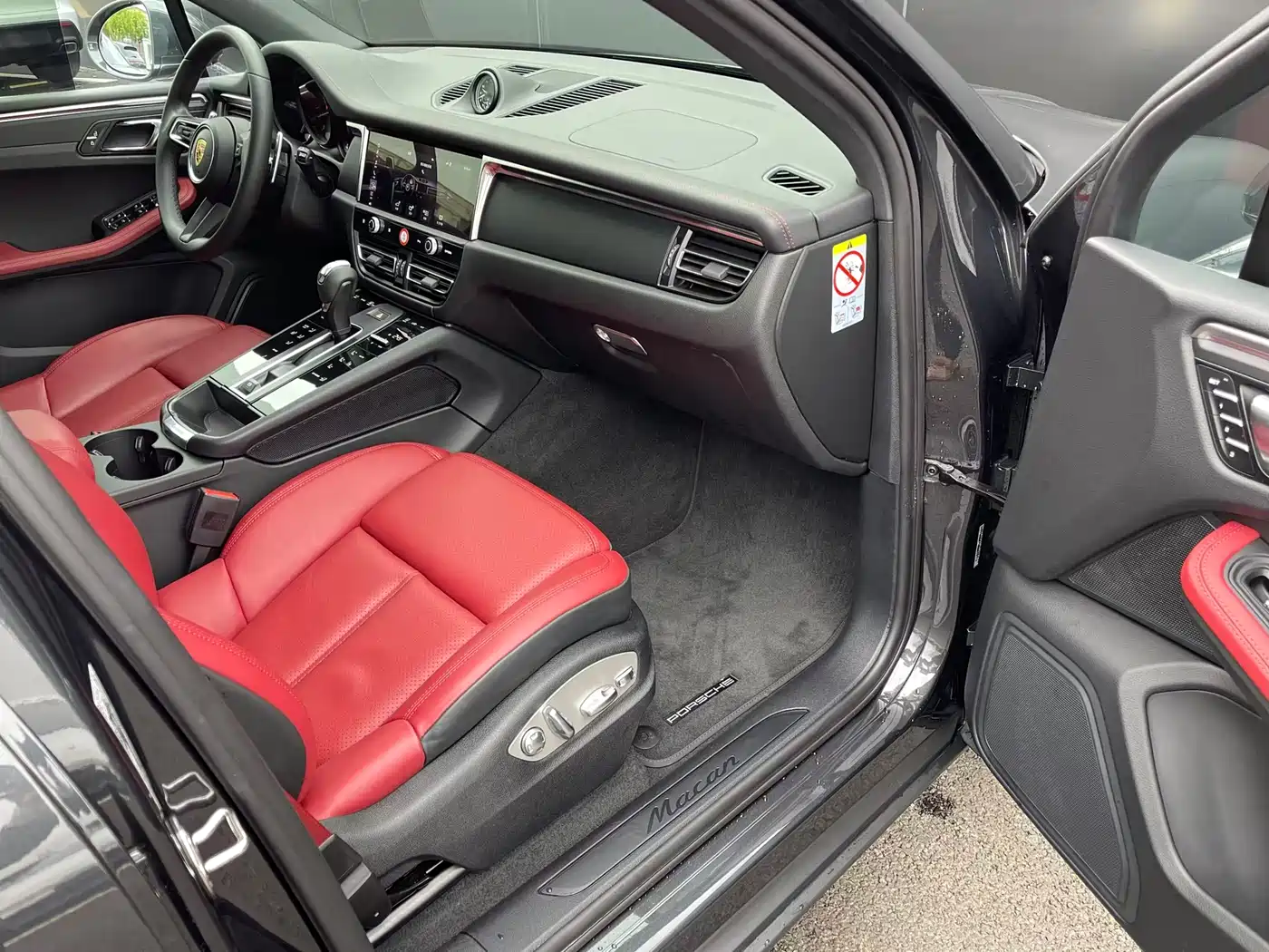 PORSCHE MACAN