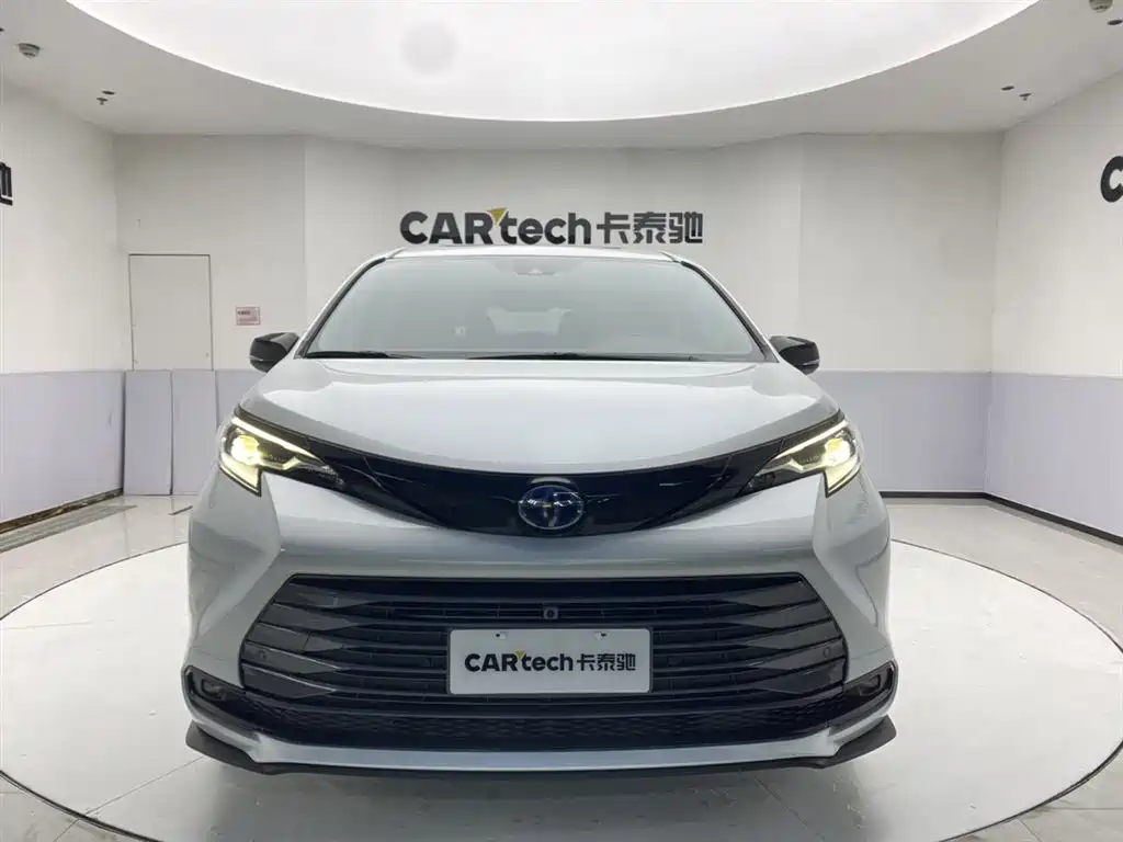 Toyota Sienna 2023 2.5L Hybrid Premium Edition фото 3