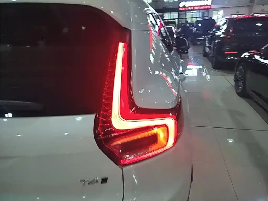 Volvo XC40 2022 2022 Model T4 AWD Smart Drive Fashion Edition