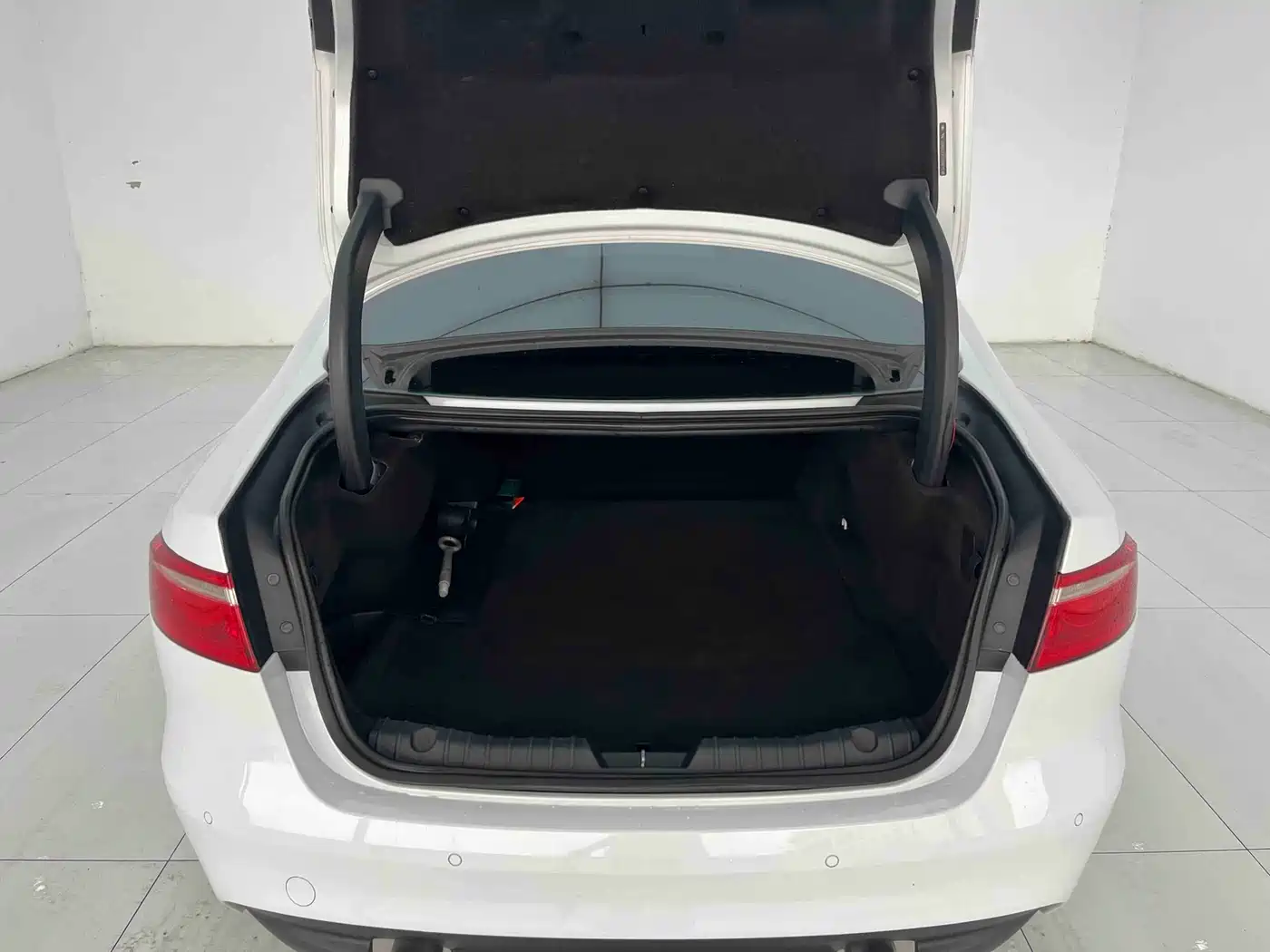 Jaguar XF 2016 2016 XF 2.0T 2WD Elegance Edition