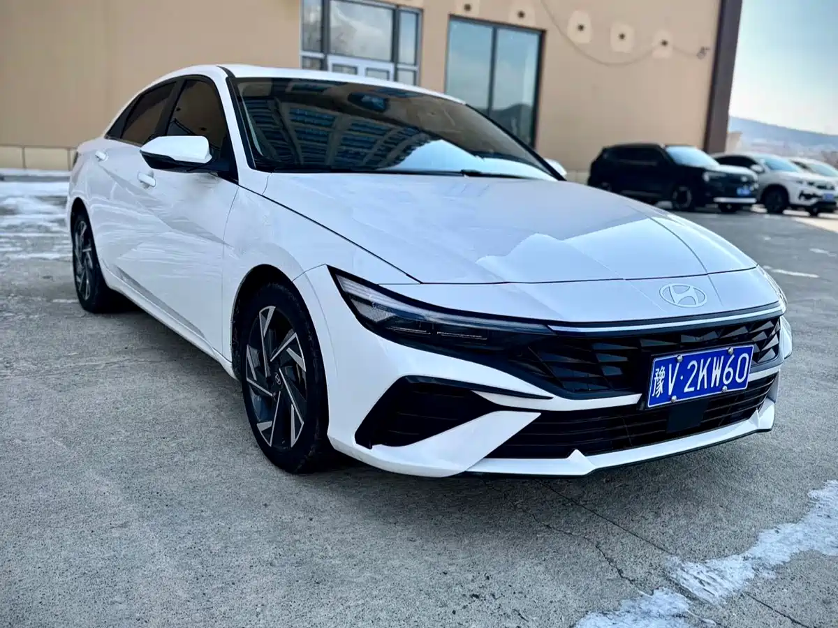 Hyundai Elantra 2023 Model 1.5L CVT LUX Premium Edition фото 3