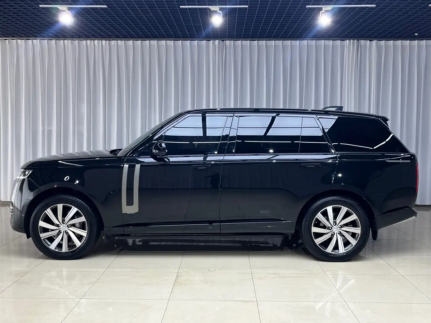 Land Rover Range Rover 2023 3.0 L6 400PS Golden Age 7-Seater Long Wheelbase фото 4