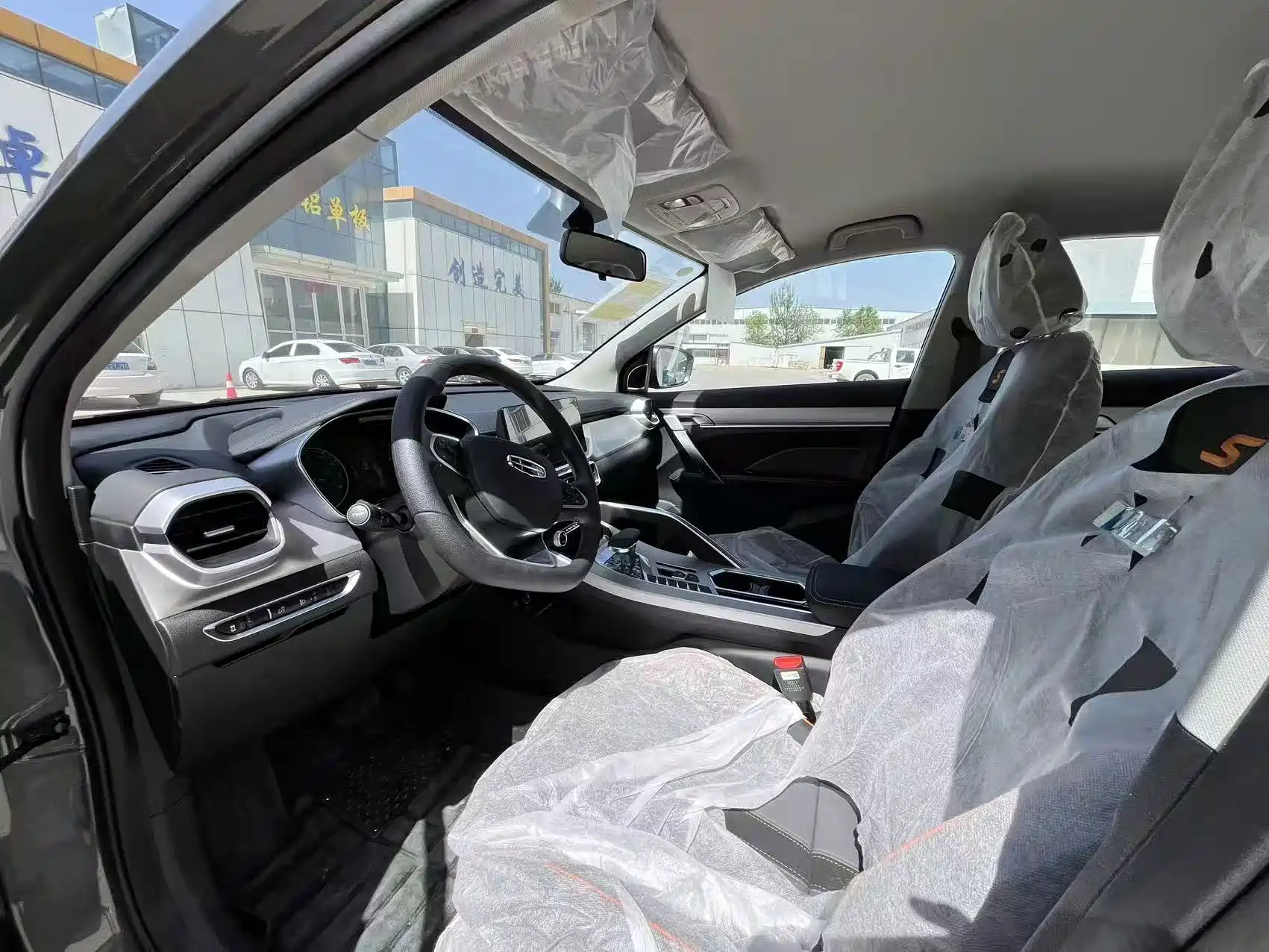 Фото 6 - Geely Coolray