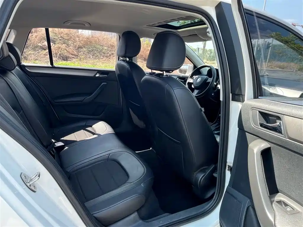 Škoda Skoda Rapid Spaceback 2016 Facelift 1.6L Automatic Innovation Edition фото 5