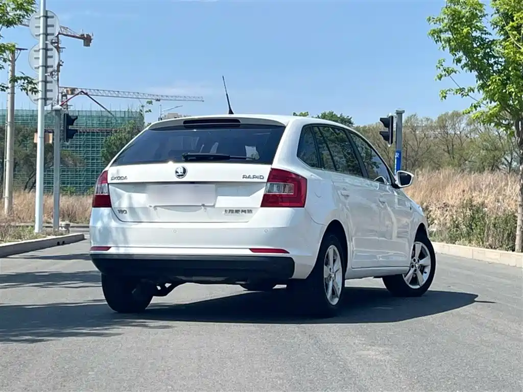 Škoda Skoda Rapid Spaceback 2016 Facelift 1.6L Automatic Innovation Edition фото 16