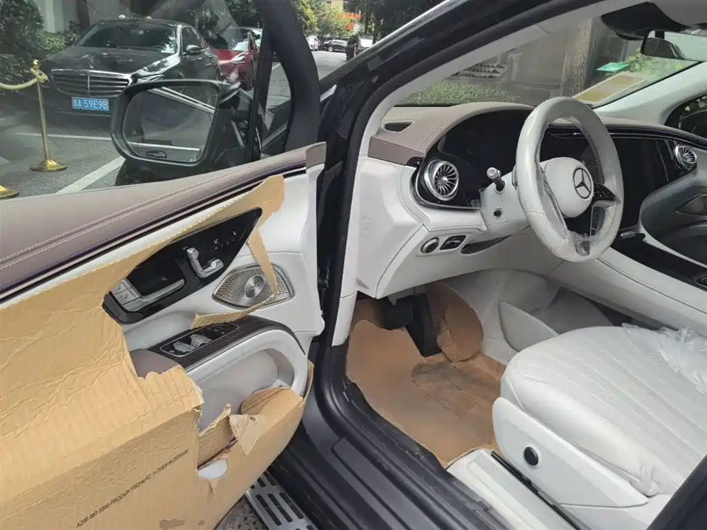 Mercedes-Benz EQS SUV 2025 Model 500 4MATIC фото 16