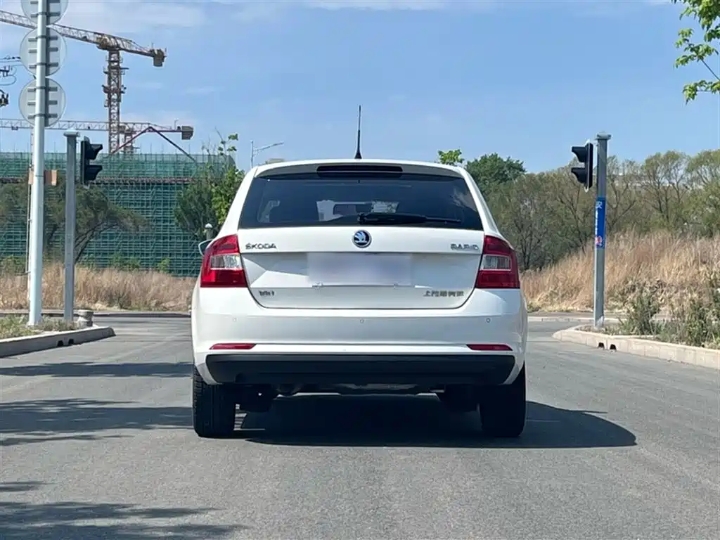 Škoda Skoda Rapid Spaceback 2016 Facelift 1.6L Automatic Innovation Edition фото 15