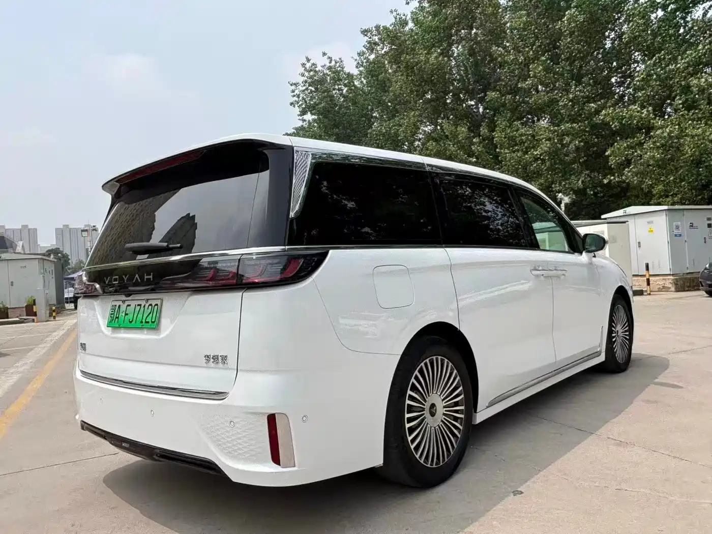 Voyah Auto Voyah Dreamer 2025 PHEV AWD Flagship Kunpeng Edition фото 9
