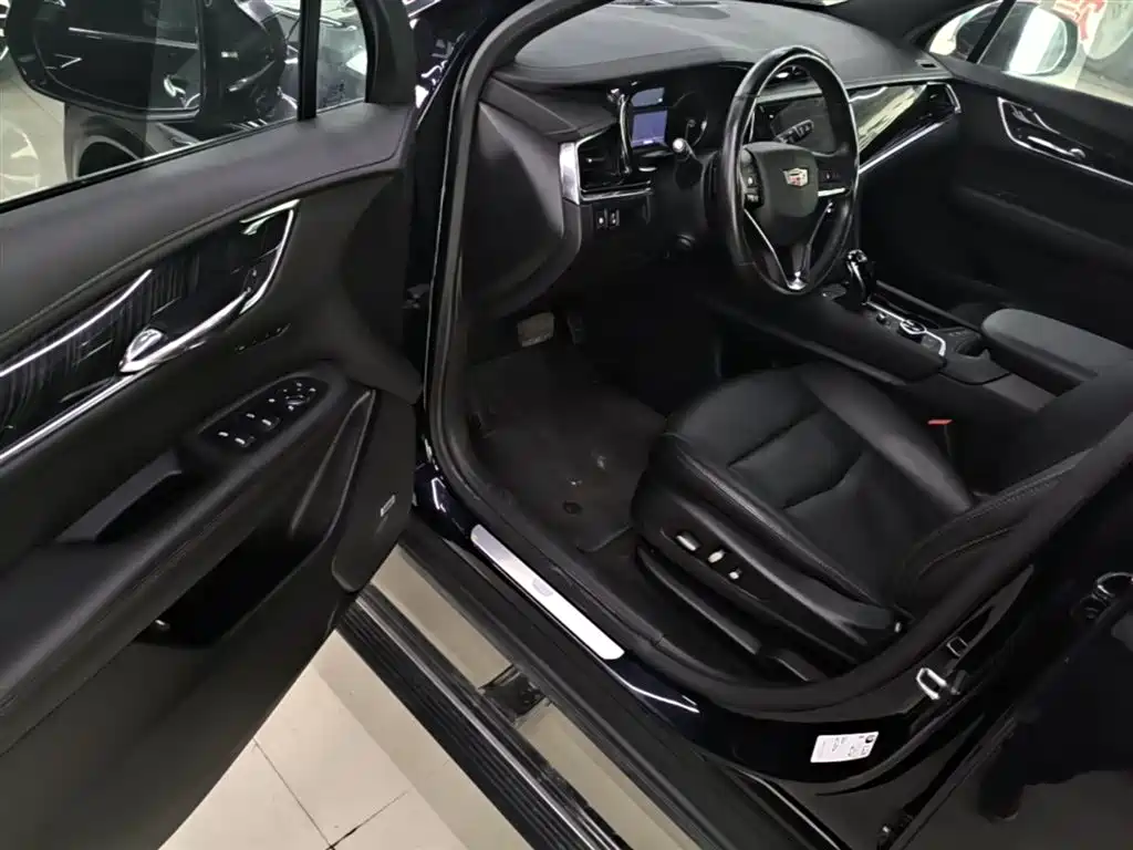 CADILLAC XT6