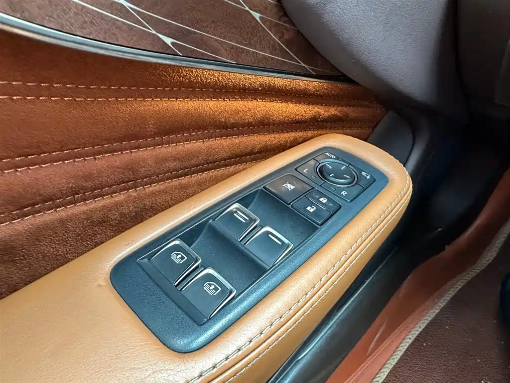 Lexus LS 2018 500h Executive Edition China V фото 16
