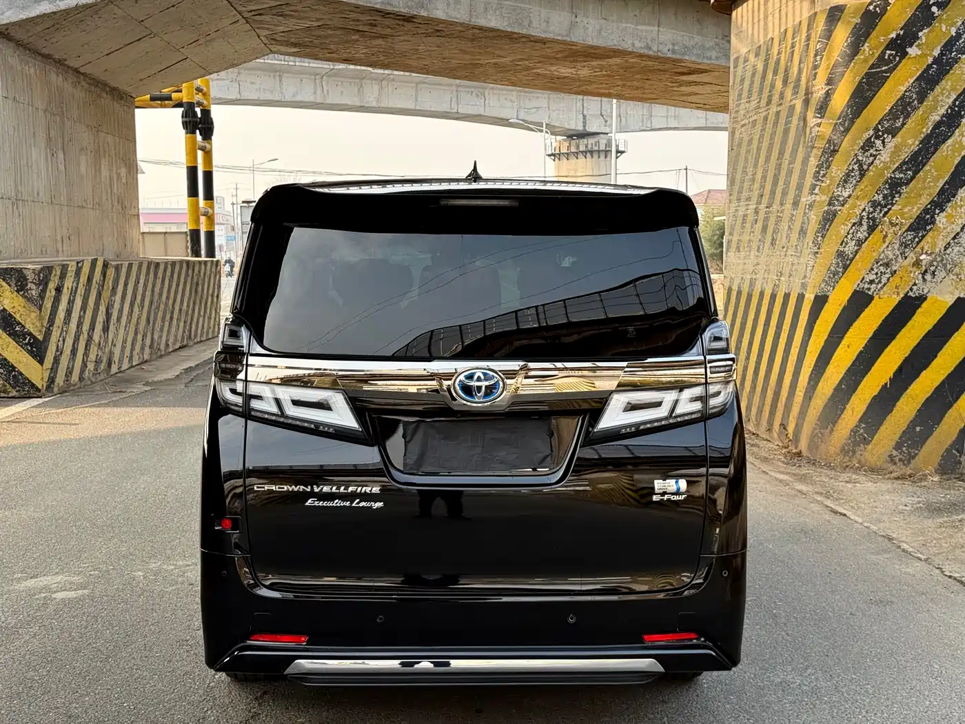 Toyota Vellfire 2021 Crown Hybrid 2.5L HV Supreme Edition фото 4