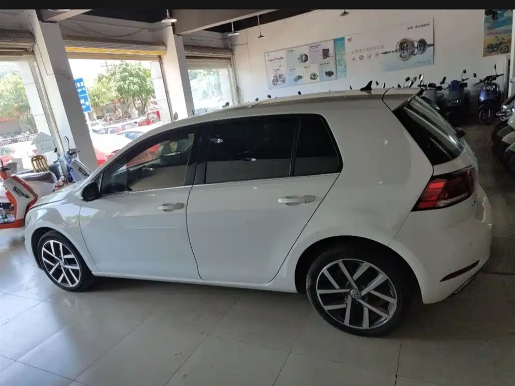Volkswagen Golf 2020 200TSI DSG Comfort Progressive Edition фото 5