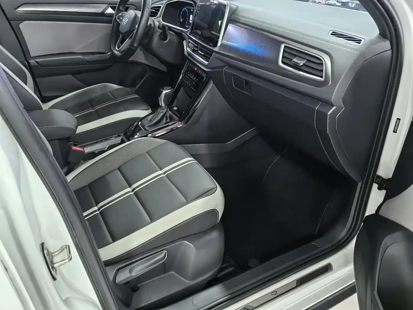 Volkswagen T-ROC 2024 300TSI DSG 2WD Morning Light Edition фото 12