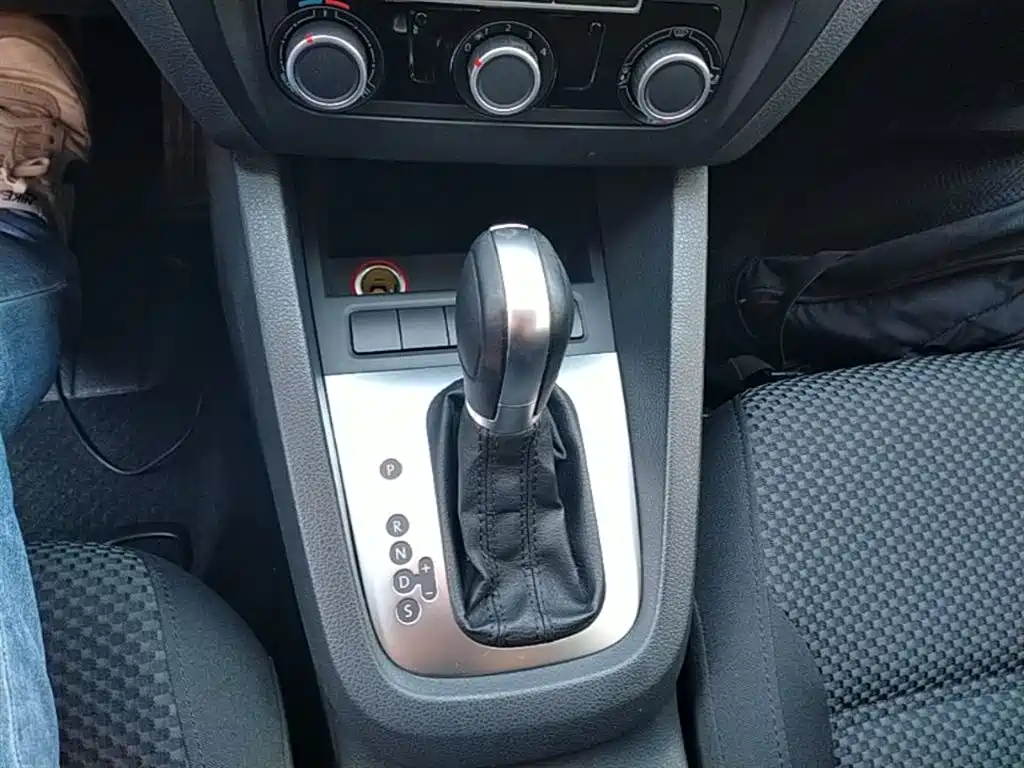Volkswagen Sagitar 2014 Facelift 1.6L Automatic Leading Version фото 14