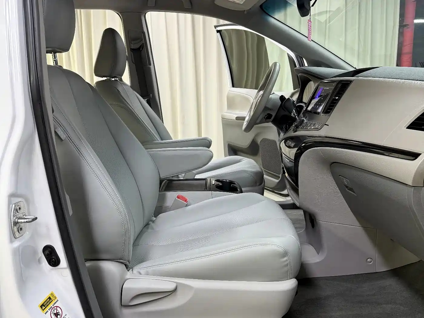 Toyota Sienna 2015 3.5L 2WD LE фото 35