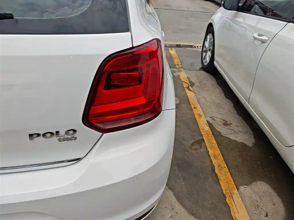 Volkswagen Polo 2014 1.6L Automatic Luxury Edition фото 8