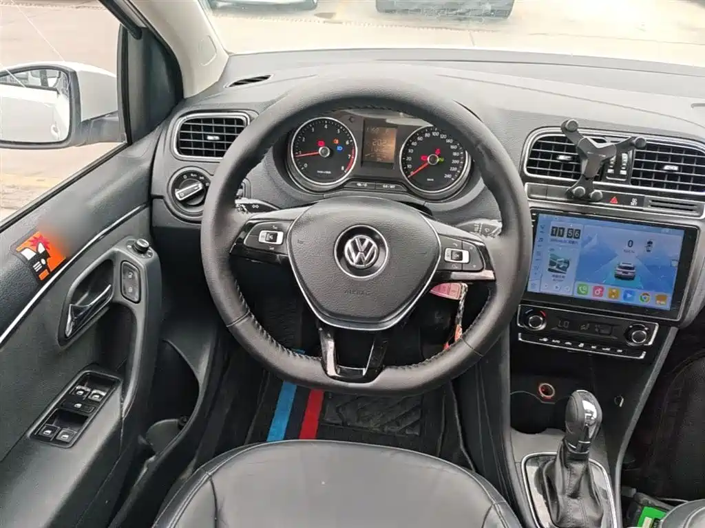 Volkswagen Polo 2014 1.6L Automatic Luxury Edition фото 11
