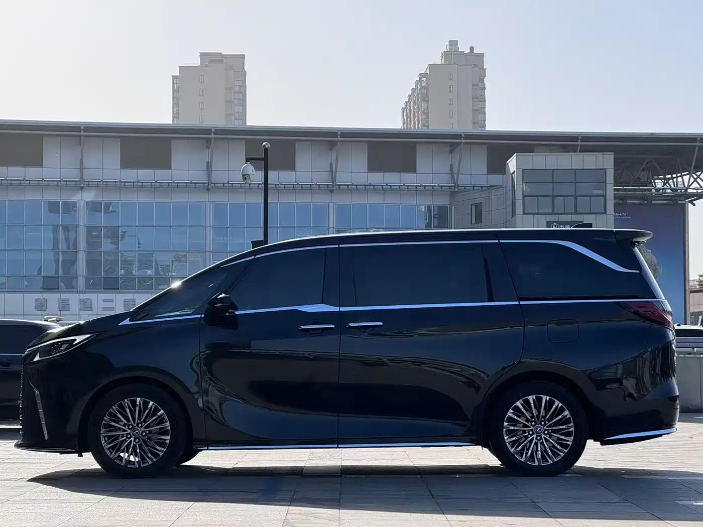 Lexus LM 2023 500h 6-Seater Prestige Edition фото 3